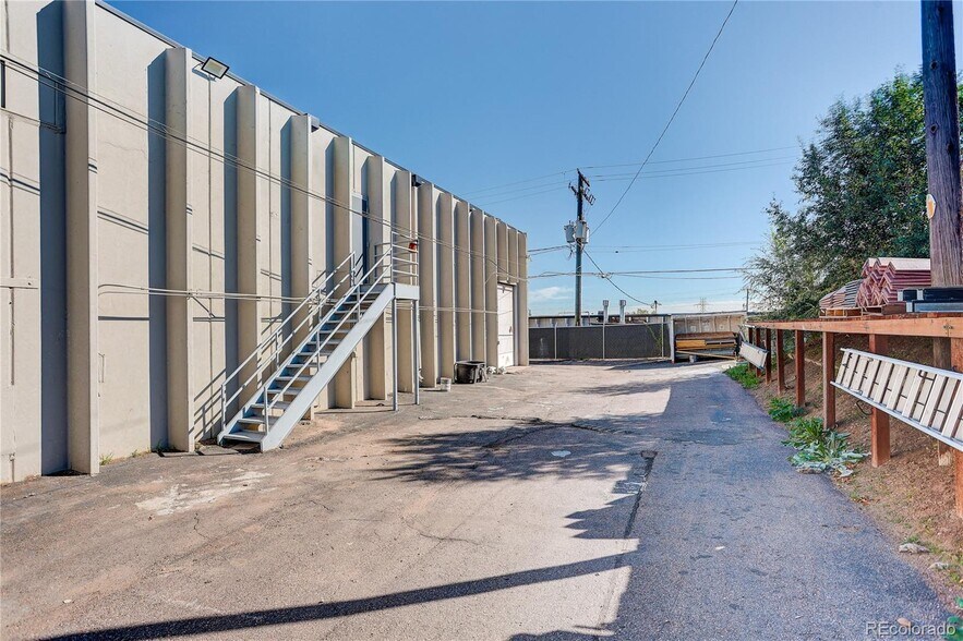 More Photos Of 2700 S Shoshone St, Englewood Light Distribution For Sale