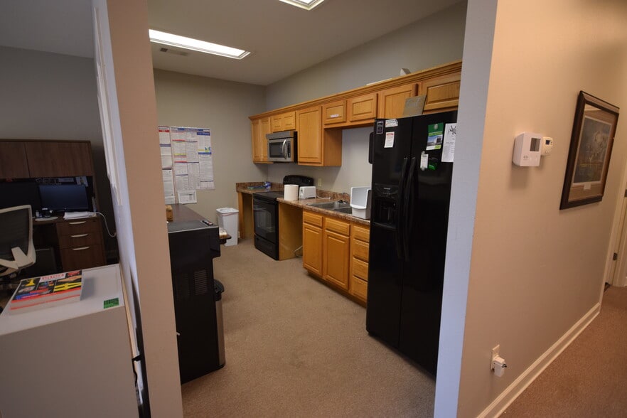 More Photos Of 170 Commerce Rd, Conway Warehouse For Lease