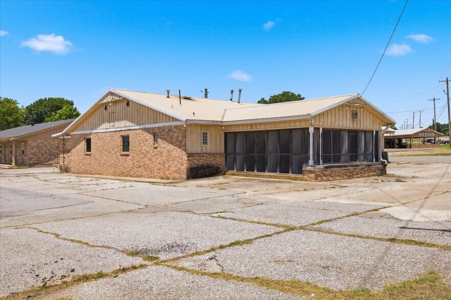 More Photos Of 1131 Cradduck Rd, Ada Bar For Sale