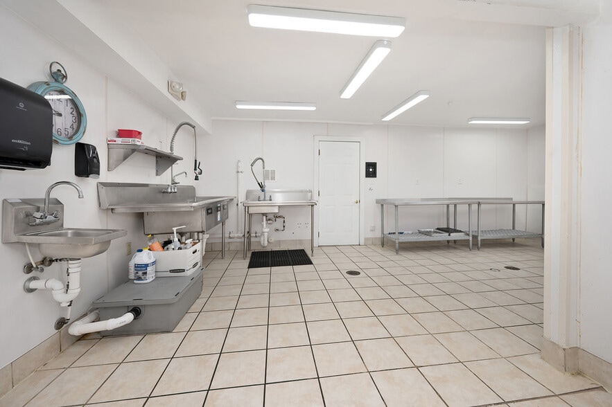 More Photos Of 1512 E Bayview Blvd, Norfolk Freestanding For Sale