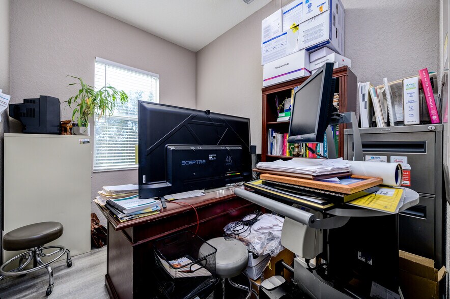 More Photos Of 6800-6810 Mariner Blvd, Spring Hill Office For Sale