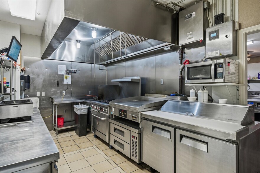 More Photos Of 109 N Houston St, Edgewood Restaurant For Sale