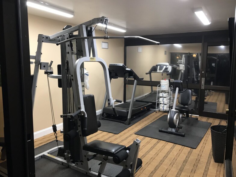 More Photos Of 658 S Westdale Dr, Wichita Hotel For Sale
