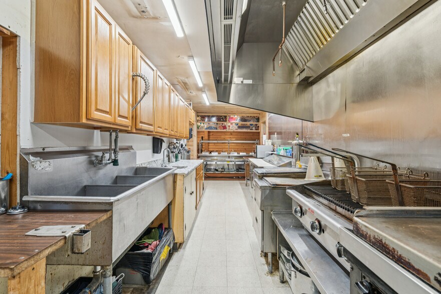 More Photos Of 1 Maple ave, Chelsea Restaurant For Sale