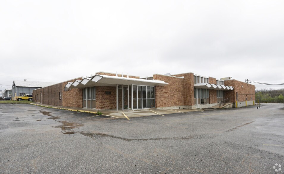Primary Photo Of 3120 S Kansas Ave, Topeka Manufacturing For Sale