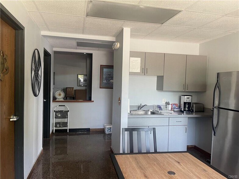 More Photos Of 325 Commerce Blvd, Liverpool Light Manufacturing For Sale