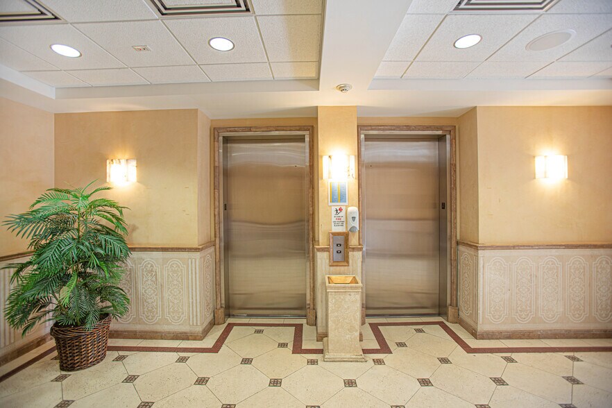 More Photos Of 2295 S Hiawassee Rd, Orlando Office For Lease