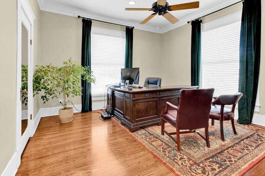 More Photos Of 313 E Charnwood St, Tyler Office For Lease