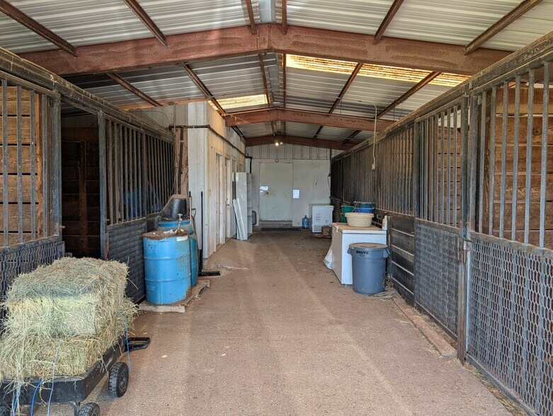 More Photos Of 843 Sundown Dr, Woodway Industrial For Lease