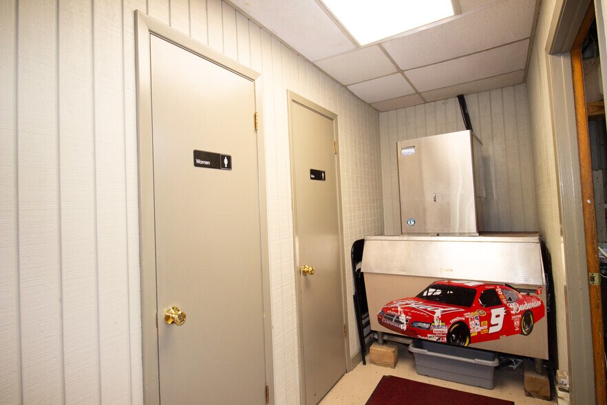 More Photos Of 47506 US-290 BUS, Hempstead Convenience Store For Sale