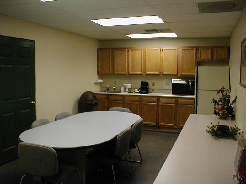 More Photos Of 3290 Claremont Ave, Evansville Manufacturing For Lease