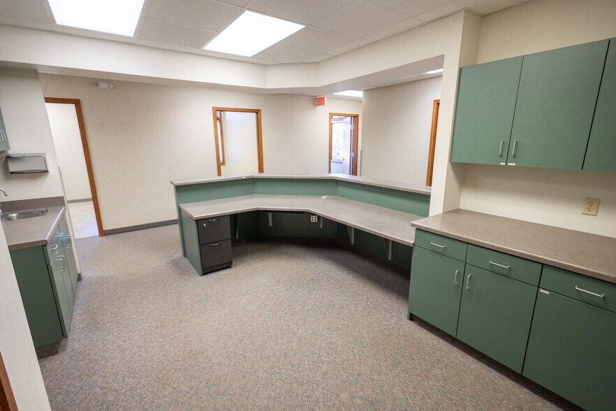 More Photos Of 1110 Oak Ridge Dr, Eau Claire Medical For Lease