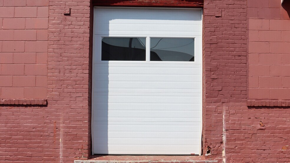 More Photos Of 25 Esten Ave, Pawtucket Showroom For Lease