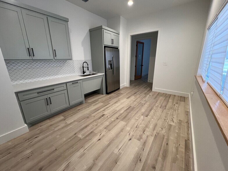 More Photos Of 8341 Upland Ave, Lubbock Office For Sale