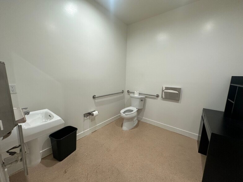 More Photos Of 11506 Oxnard St, North Hollywood Bar For Lease
