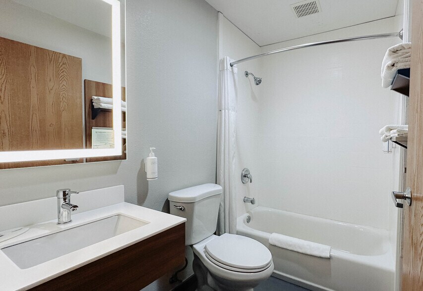 More Photos Of 1640 Cedar St, Raton Hotel For Sale