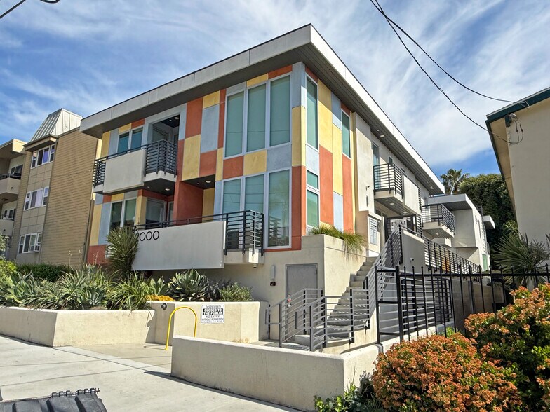 More Photos Of 2000 N Beachwood Dr, Los Angeles Apartments For Sale