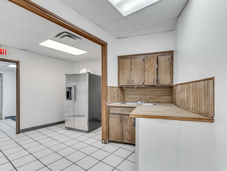 More Photos Of 901 N Virginia Ave, Oklahoma City Manufacturing For Sale