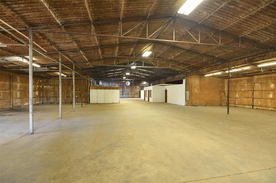 More Photos Of 3554 S Robinson Dr, Robinson Warehouse For Sale