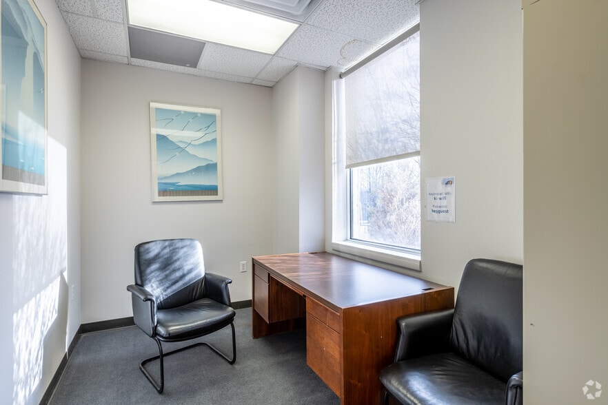 More Photos Of 550 Commerce St, Franklin Lakes Warehouse For Lease