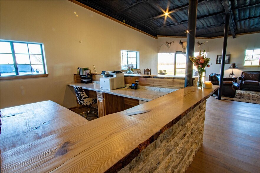 More Photos Of 7206 S FM 51, Boyd Veterinarian Kennel For Sale