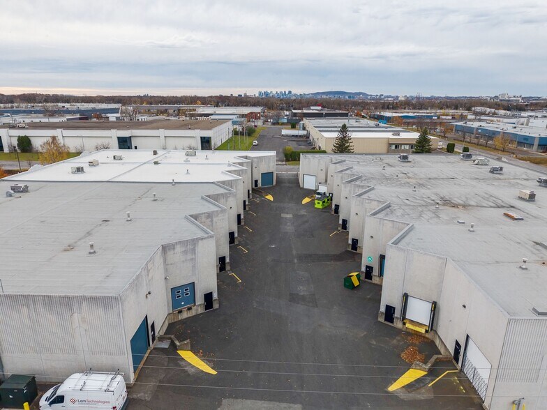 More Photos Of 2156-2168 Rue de la Province, Longueuil Light Distribution For Lease