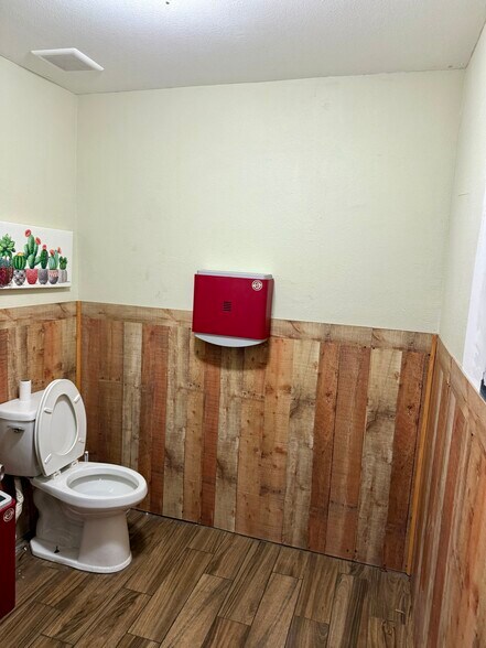 More Photos Of 1155 N Washington Blvd, Sarasota Storefront Retail Office For Lease