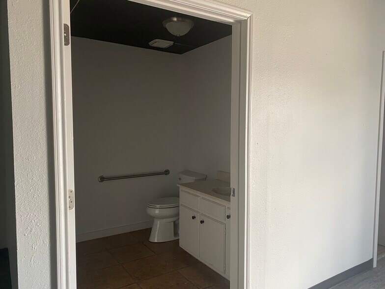 More Photos Of 2031 Andrews Hwy, Odessa General Retail For Lease