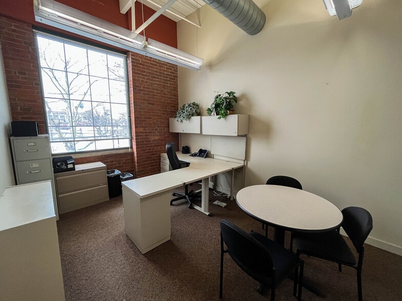 More Photos Of 1457 E 40th St, Cleveland Showroom For Lease