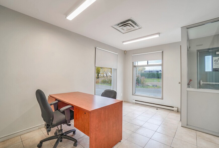 More Photos Of 944A Ch Trudeau, Saint-mathieu-de-beloeil Warehouse For Lease