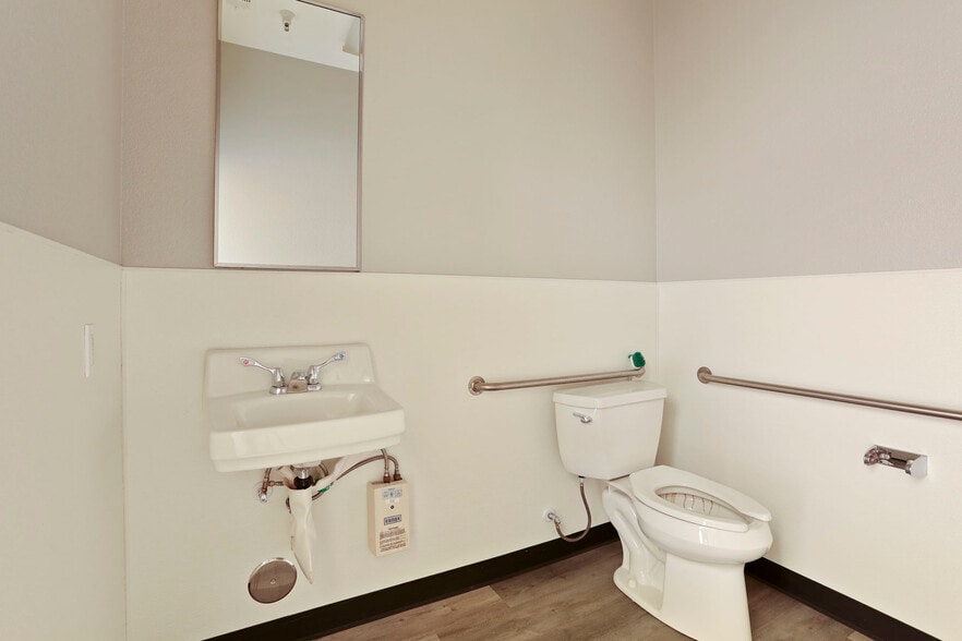 More Photos Of 600-626 Commerce Ct, Manteca Service For Sale