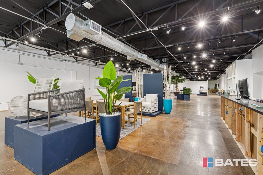More Photos Of 1835 E Levee St, Dallas Showroom For Sale
