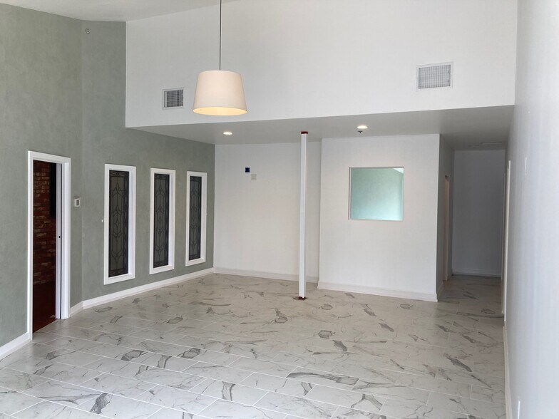 More Photos Of 909 Prospect St, La Jolla General Retail For Lease