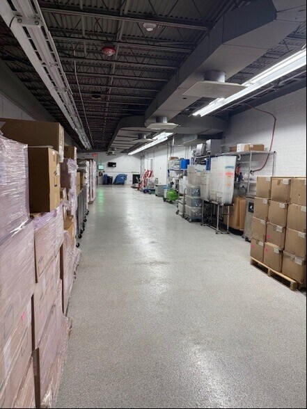 More Photos Of 425 Barclay Blvd, Lincolnshire Research And Development For Lease