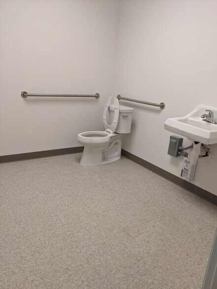 More Photos Of 2204 Justin Trl, Alpharetta Light Distribution For Lease