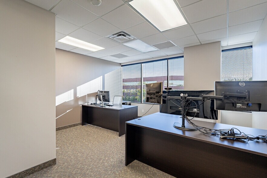 More Photos Of 7310 N 16th St, Phoenix Office For Lease