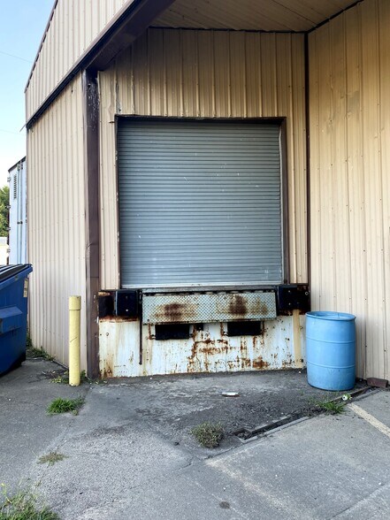 More Photos Of 2409 Chestnut Street, Vincennes Distribution For Sale