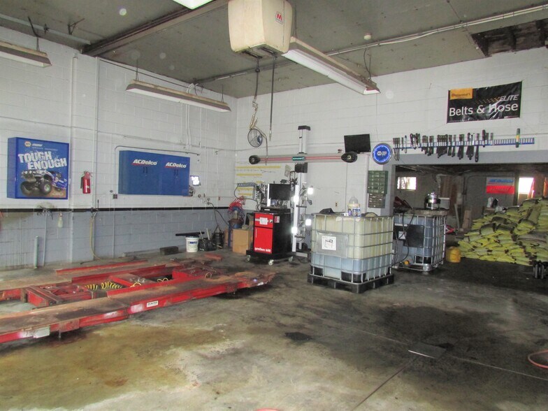 More Photos Of 5982 W State Road 32, Anderson Service Station For Sale