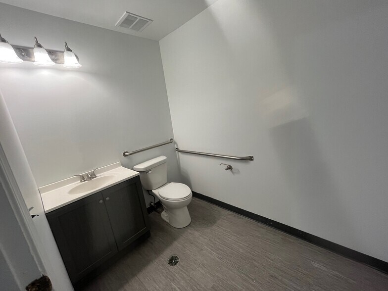 More Photos Of 6211 S Westnedge Ave, Portage Freestanding For Lease