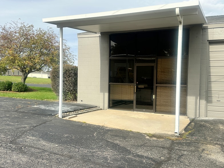 More Photos Of 3770 SW South Park Ave, Topeka Office For Lease