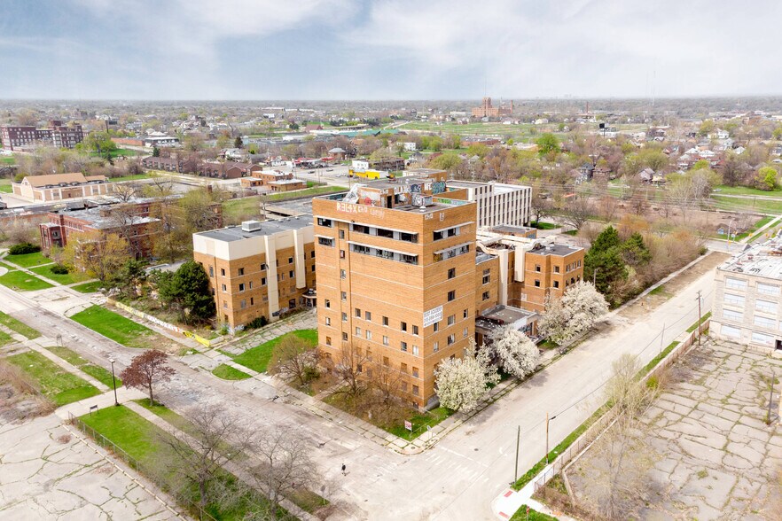 More Photos Of 200 Highland St, Highland Park Hospital For Sale