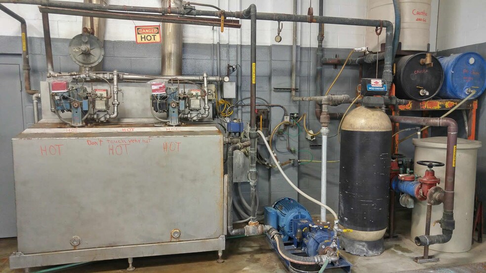 More Photos Of 1200 N 24th St, Manitowoc Showroom For Lease