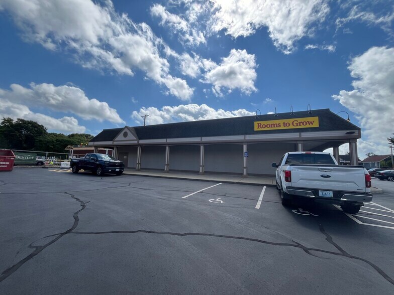 More Photos Of 1350 Greenwich Ave, Warwick Unknown For Lease