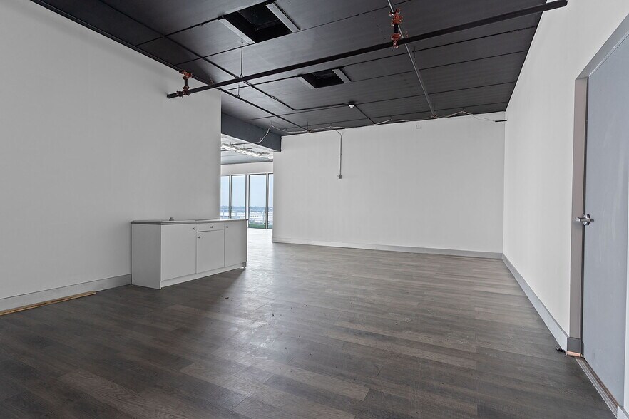 More Photos Of 10450 NW 33rd St, Doral Office For Sale