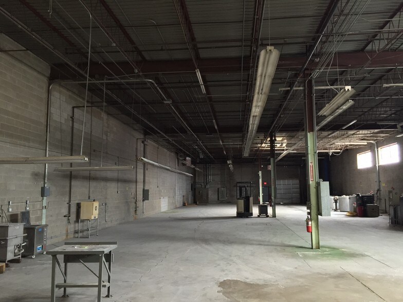 More Photos Of 110-112 Carpenter Ave, Wheeling Manufacturing For Lease