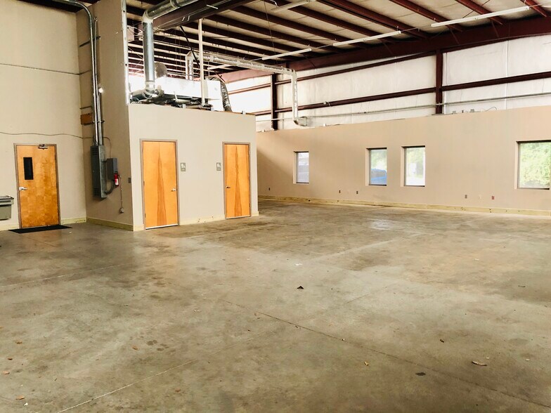 More Photos Of 7111 Davis Creek Rd, Jacksonville Warehouse For Sale