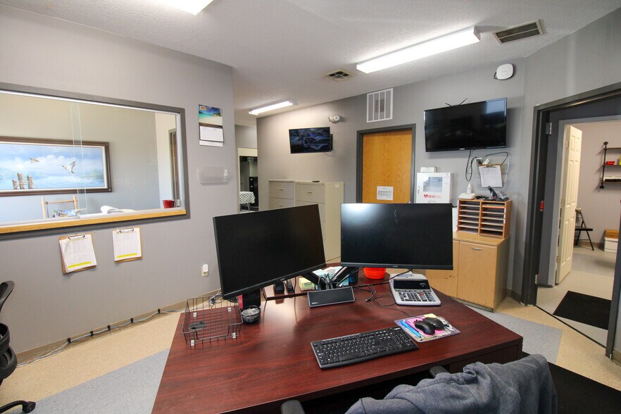 More Photos Of 5640 44th Ave S, Clinton Industrial For Sale