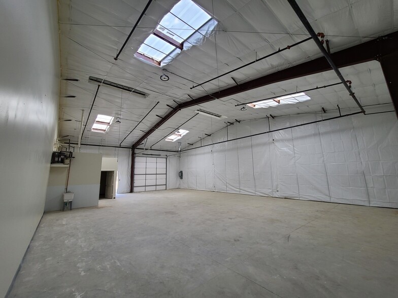 More Photos Of 5140 Dexham Rd, Rowlett Warehouse For Lease
