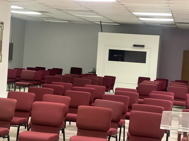 More Photos Of 1701-1741 S University Blvd, Middletown Unknown For Lease