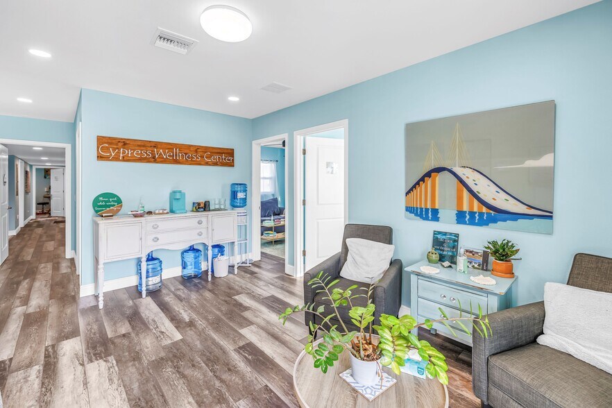 More Photos Of 575 49th St S, Saint Petersburg Office For Sale